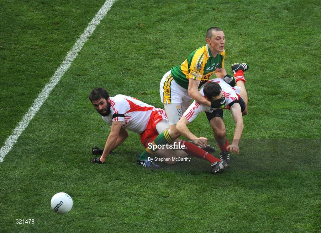 21 September 2008; Kieran Donaghy, Kerry, in action against Joe McMahon, left, and Justin McMahon, Tyrone. GAA Football All-Ireland Senior Championship Final, Kerry v Tyrone, Croke Park, Dublin. Picture credit: Stephen McCarthy / SPORTSFILE