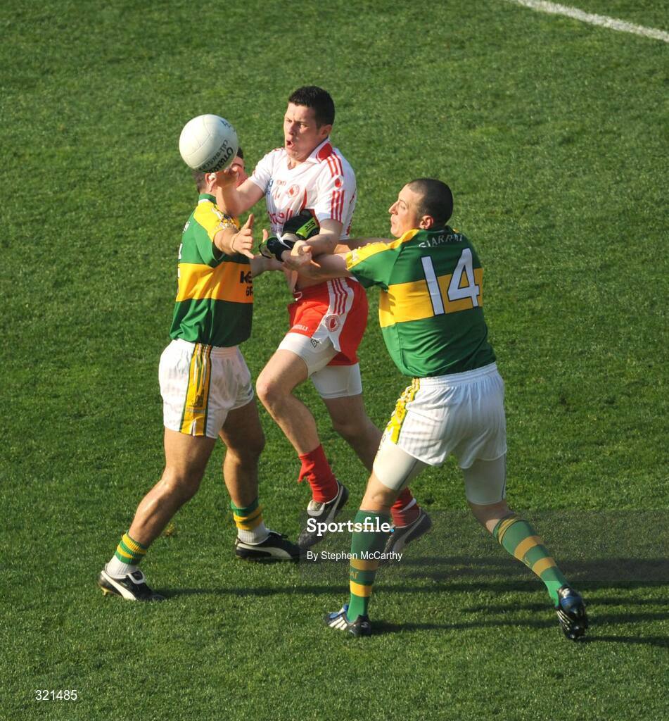 21 September 2008; Sean Cavanagh, Tyrone, in action against Aidan O'Mahony, left, and Kieran Donaghy, Kerry. GAA Football All-Ireland Senior Championship Final, Kerry v Tyrone, Croke Park, Dublin. Picture credit: Stephen McCarthy / SPORTSFILE