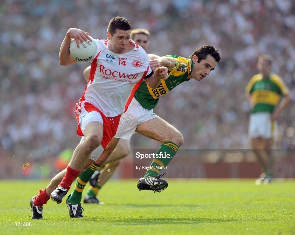 21 September 2008; Sean Cavanagh, Tyrone, is tackled by Tom O'Sullivan, Kerry. GAA Football All-Ireland Senior Championship Final, Kerry v Tyrone, Croke Park, Dublin. Picture credit: Ray McManus / SPORTSFILE