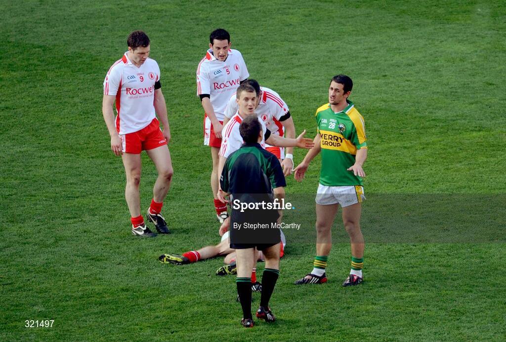 21 September 2008; Paul Galvin, Kerry, pleads his innocence with referee with Maurice Deegan. GAA Football All-Ireland Senior Championship Final, Kerry v Tyrone, Croke Park, Dublin. Picture credit: Stephen McCarthy / SPORTSFILE