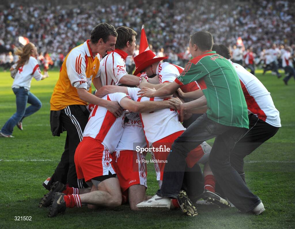 21 September 2008; Tyrone players Kevin Hughes, Brian McGuigan, Sean Cavanagh and supporters celebrate at the final whistle. GAA Football All-Ireland Senior Championship Final, Kerry v Tyrone, Croke Park, Dublin. Picture credit: Ray McManus / SPORTSFILE