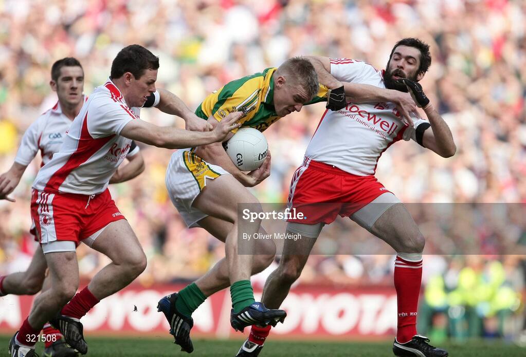 21 September 2008; Tommy Walsh, Kerry, in action against Conor Gormley and Joe McMahon, Tyrone. GAA Football All-Ireland Senior Championship Final, Kerry v Tyrone, Croke Park, Dublin. Picture credit: Oliver McVeigh / SPORTSFILE