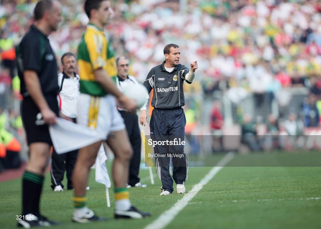 21 September 2008; Kerry manager Pat O'Shea issues instructions from the sideline. GAA Football All-Ireland Senior Championship Final, Kerry v Tyrone, Croke Park, Dublin. Picture credit: Oliver McVeigh / SPORTSFILE