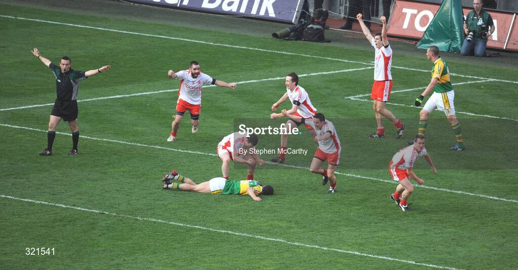 21 September 2008; Tyrone players celebrate as referee Maurice Deegan blows the full time whistle. GAA Football All-Ireland Senior Championship Final, Kerry v Tyrone, Croke Park, Dublin. Picture credit: Stephen McCarthy / SPORTSFILE
