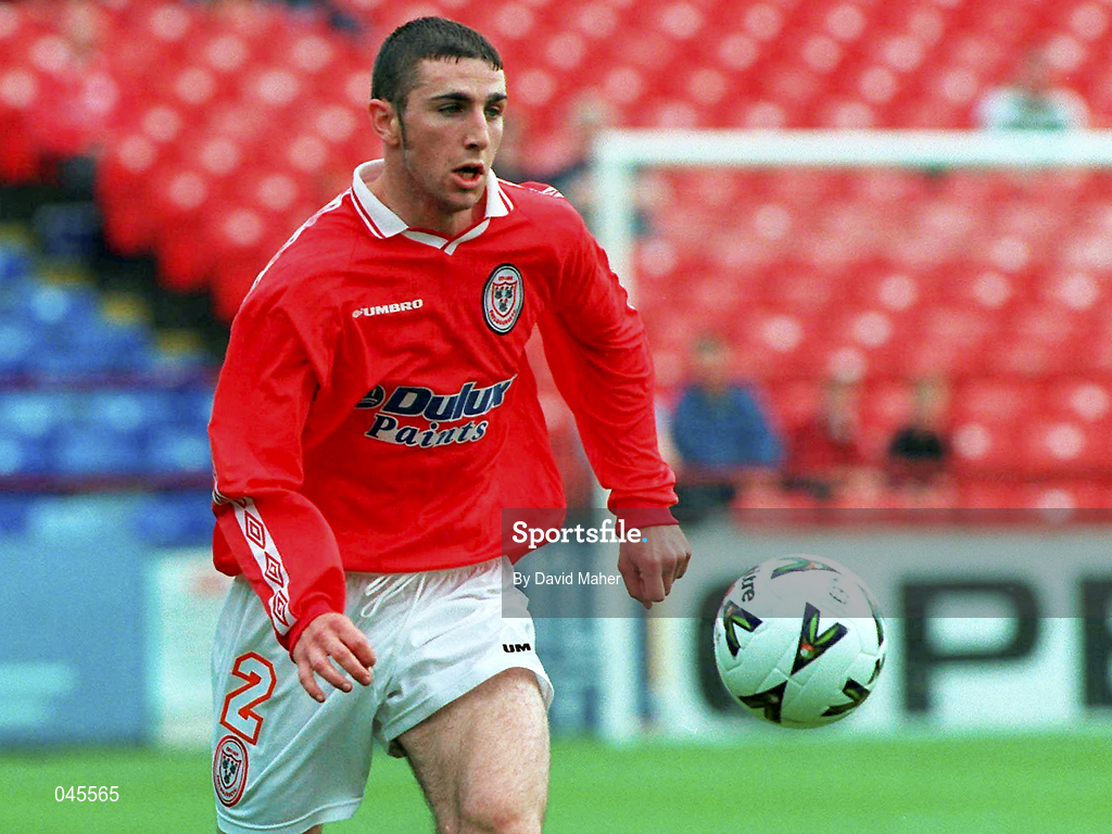 13 August 2000; Owen Heary of Shelbourne during the Eircom League Premier Division match between Shelbourne and Bray Wanderers at Tolka Park in Dublin. Photo by David Maher/Sportsfile