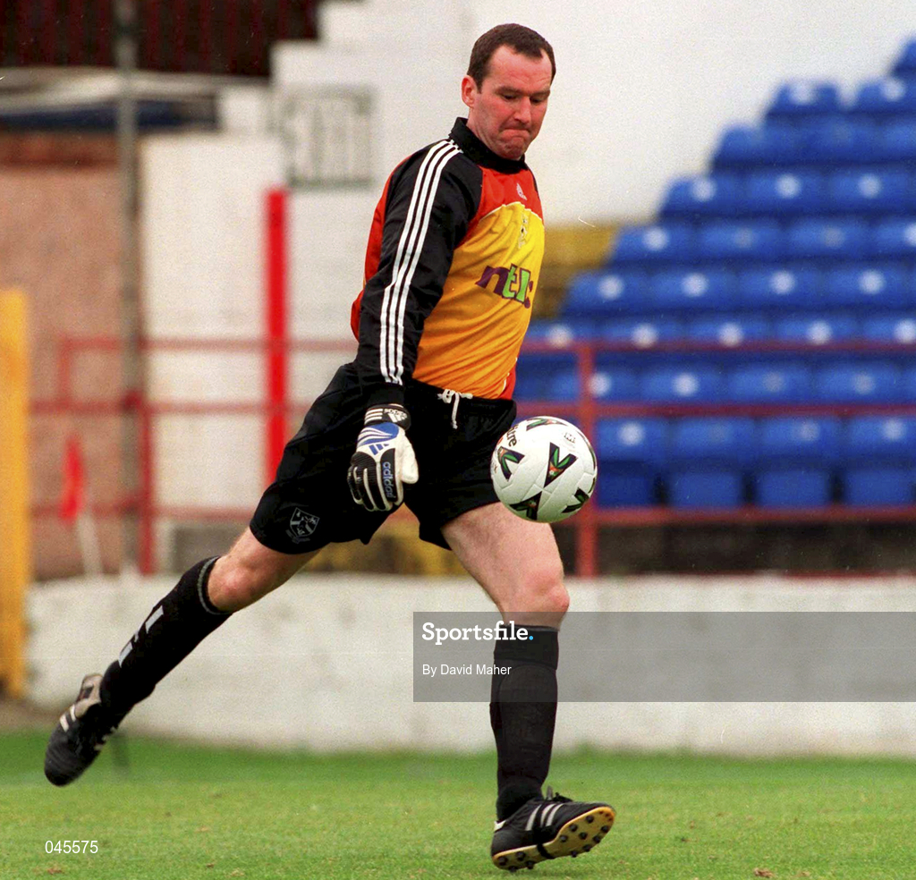 13 August 2000; John Walsh of Bray Wanderers during the Eircom League Premier Division match between Shelbourne and Bray Wanderers at Tolka Park in Dublin. Photo by David Maher/Sportsfile