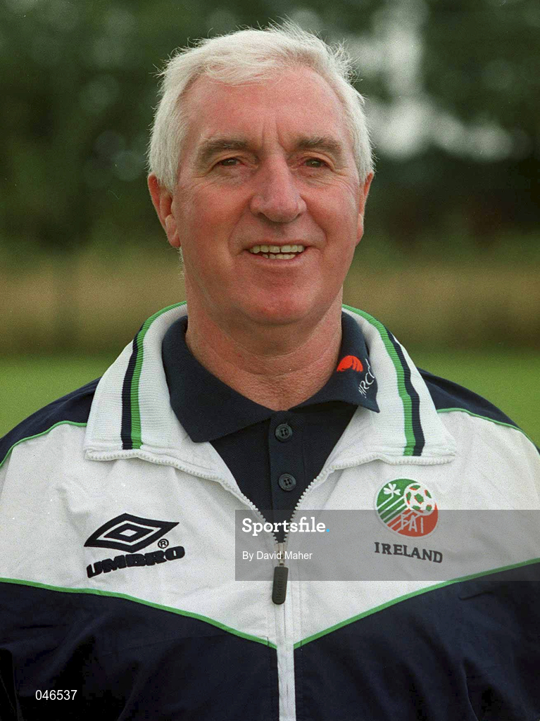 30 August 2000; Republic of Ireland physio Mick Byrne prior to the team's departure for the first game against Holland in their 2002 FIFA World Cup Qualifying Campaign. Photo by David Maher/Sportsfile