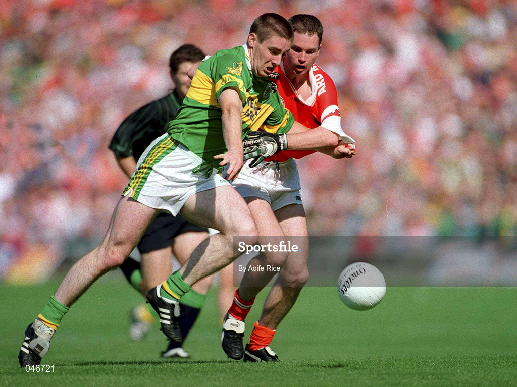 2 September 2000; Darragh Ó Sé of Kerry in action against Kieran Hughes of Armagh during the Bank of Ireland All-Ireland Senior Football Championship Semi-Final replay match between Kerry and Armagh at Croke Park in Dublin. Photo by Aoife Rice/Sportsfile