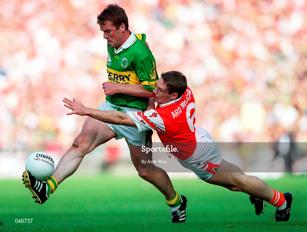 2 September 2000; Dara O Cinneide of Kerry in action against Kieran McGeeney of Armagh during the Bank of Ireland All-Ireland Senior Football Championship Semi-Final replay match between Kerry and Armagh at Croke Park in Dublin. Photo by Aoife Rice/Sportsfile