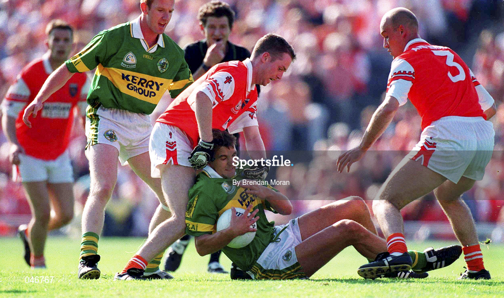 2 September 2000; Maurice Fitzgerald of Kerry in action against Kieran Hughes and Gerard Reid of Armagh during the Bank of Ireland All-Ireland Senior Football Championship Semi-Final replay match between Kerry and Armagh at Croke Park in Dublin. Photo by Brendan Moran/Sportsfile