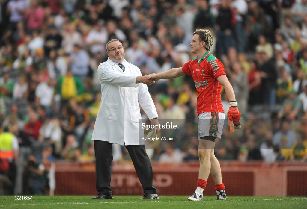 21 September 2008; Umpire Pat McInerney, from the Eire Og Club in Ennis, Co. Clare, shakes hands with the Mayo goalkeeper Robert Hennelly after the game. ESB GAA Football All-Ireland Minor Championship Final, Tyrone v Mayo, Croke Park, Dublin. Picture credit: Ray McManus / SPORTSFILE