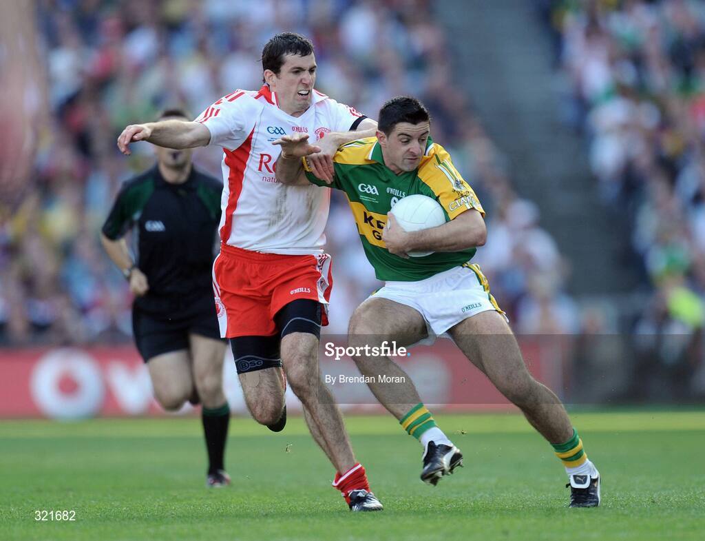 21 September 2008; Aidan O'Mahony, Kerry, holds off the challenge of Justin McMahon, Tyrone. GAA Football All-Ireland Senior Championship Final, Kerry v Tyrone, Croke Park, Dublin. Picture credit: Brendan Moran / SPORTSFILE