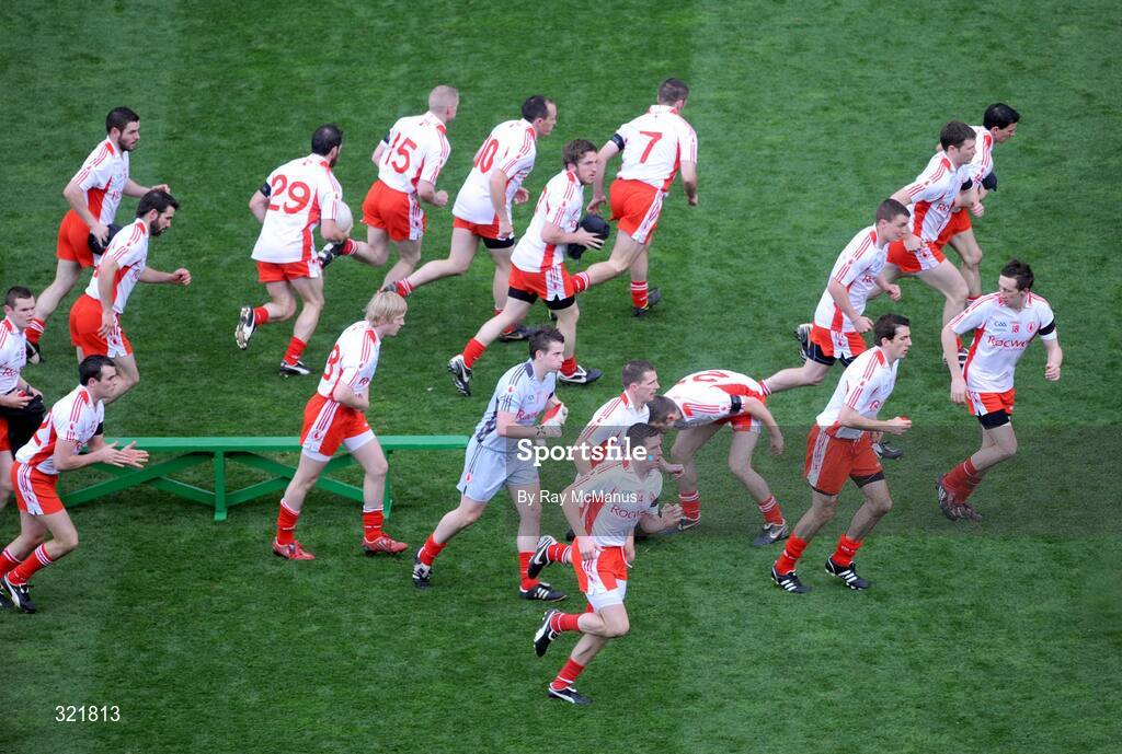 21 September 2008; The Tyrone players run to their positions after the traditional team photograph. GAA Football All-Ireland Senior Championship Final, Kerry v Tyrone, Croke Park, Dublin. Picture credit: Ray McManus / SPORTSFILE