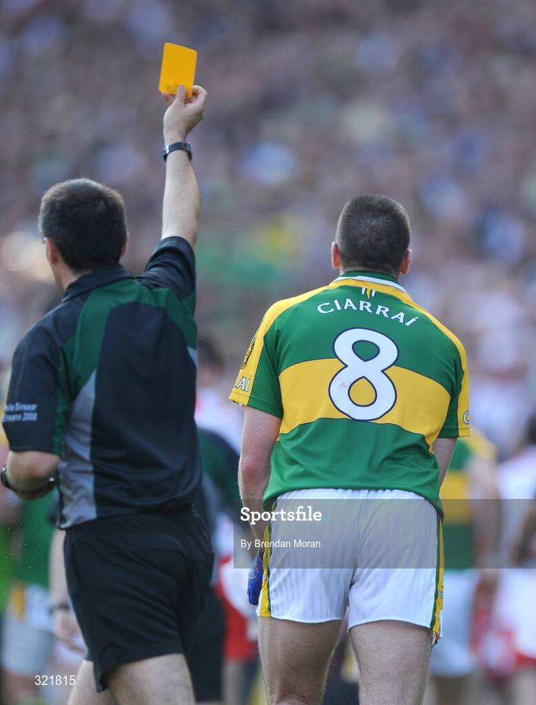 21 September 2008; Darragh O Se, Kerry, is shown a yellow card by referee Maurice Deegan. GAA Football All-Ireland Senior Championship Final, Kerry v Tyrone, Croke Park, Dublin. Picture credit: Brendan Moran / SPORTSFILE