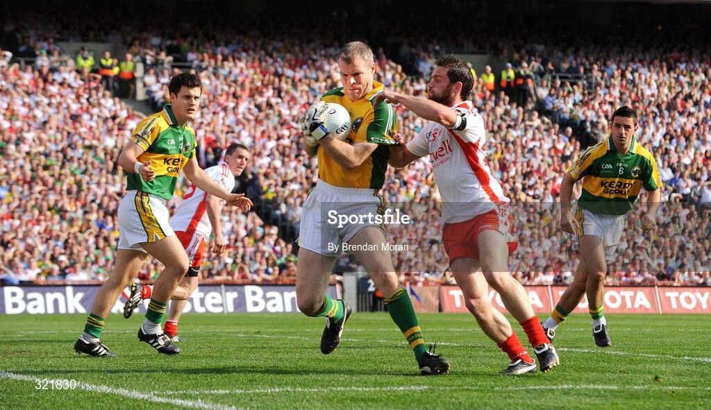 21 September 2008; Kerry goalkeeper Diarmuid Murphy in action against Martin Penrose, Tyrone. GAA Football All-Ireland Senior Championship Final, Kerry v Tyrone, Croke Park, Dublin. Picture credit: Brendan Moran / SPORTSFILE