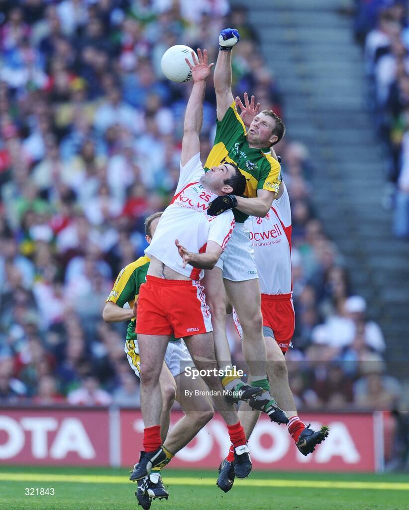 21 September 2008; Tomas O Se, Kerry, contests a high ball with Ryan Mellon, Tyrone. GAA Football All-Ireland Senior Championship Final, Kerry v Tyrone, Croke Park, Dublin. Picture credit: Brendan Moran / SPORTSFILE
