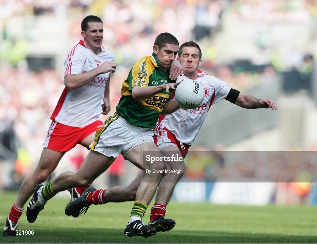 21 September 2008; Killian Young, Kerry, in action against Colin Holmes and Philip Jordan, Tyrone. GAA Football All-Ireland Senior Championship Final, Kerry v Tyrone, Croke Park, Dublin. Picture credit: Oliver McVeigh / SPORTSFILE