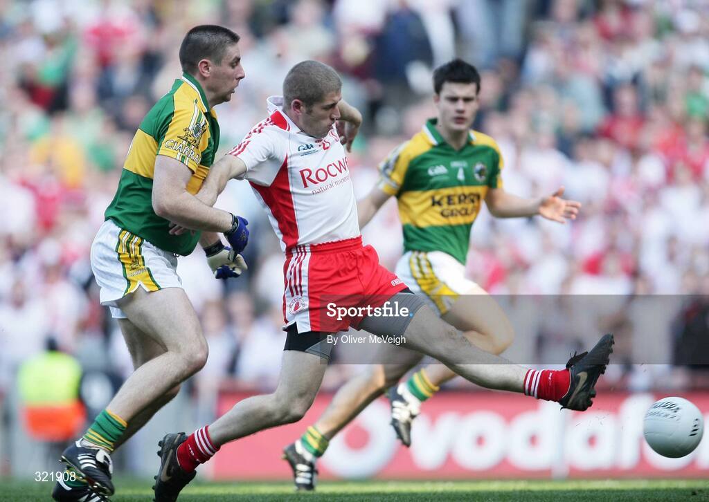 21 September 2008; Kevin Hughes, Tyrone, in action against Darragh O'Se, Kerry, in the build up for the goal. GAA Football All-Ireland Senior Championship Final, Kerry v Tyrone, Croke Park, Dublin. Picture credit: Oliver McVeigh / SPORTSFILE