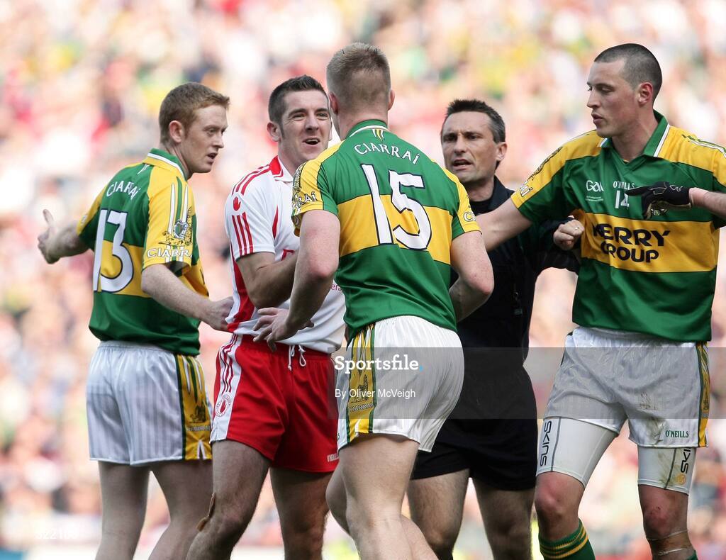 21 September 2008; Tommy Walsh, Kerry, 15, in dispute with Philip Jordan, Tyrone, as Colm Cooper and Kieran Donaghy look on. GAA Football All-Ireland Senior Championship Final, Kerry v Tyrone, Croke Park, Dublin. Picture credit: Oliver McVeigh / SPORTSFILE