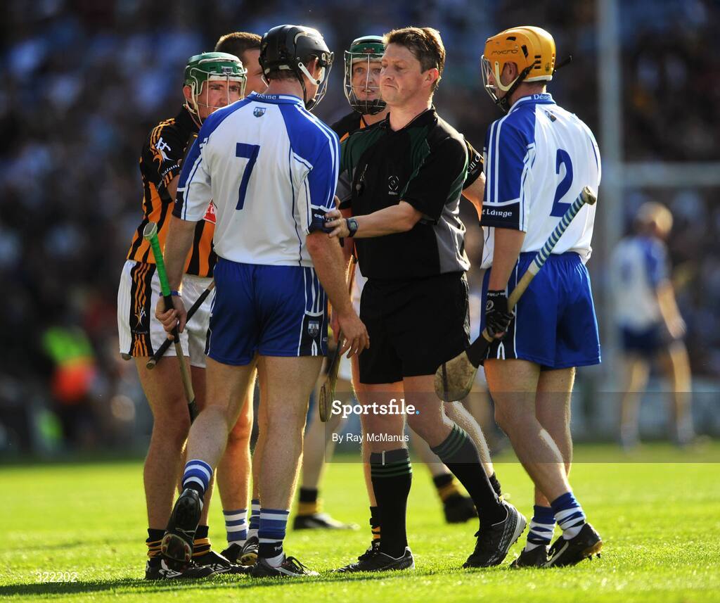 7 September 2008; Referee Barry Kelly steps in between players from both teams. GAA Hurling All-Ireland Senior Championship Final, Kilkenny v Waterford, Croke Park, Dublin. Picture credit: Ray McManus / SPORTSFILE