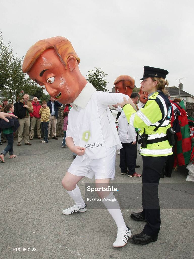 27 September 2008; Garda Karen Grogan "arrests" Cul Green Campaigners at the ESB GAA Football All-Ireland Minor Championship Final Replay, Tyrone v Mayo, Pearse Park, Longford. Picture credit: Oliver McVeigh / SPORTSFILE