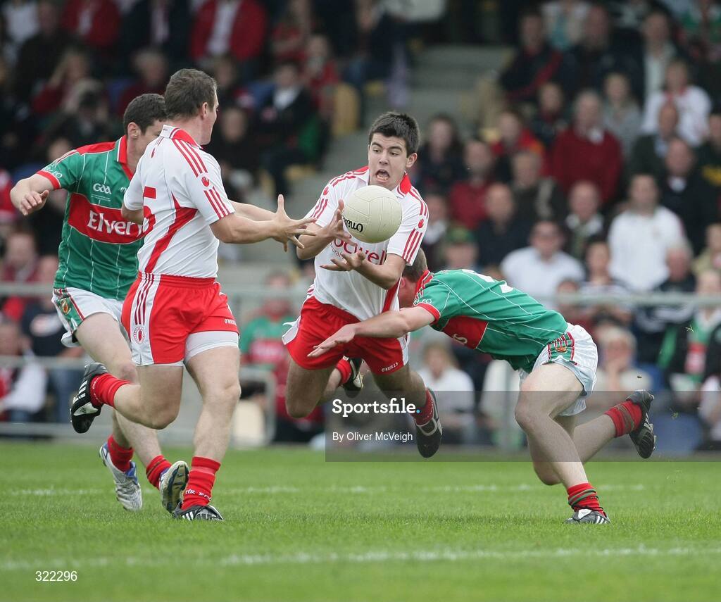 27 September 2008; Ciaran Gervin, Tyrone, passes the ball to Conor O'Neill as Shane McHale, Mayo, comes in to tackle. ESB GAA Football All-Ireland Minor Championship Final Replay, Tyrone v Mayo, Pearse Park, Longford. Picture credit: Oliver McVeigh / SPORTSFILE