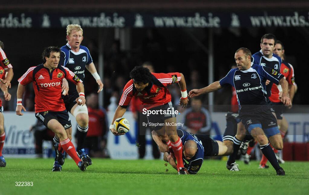 28 September 2008; Doug Howlett, Munster, is tackled by Felipe Contepomi, Leinster. Magners League, Leinster v Munster, RDS, Dublin. Picture credit: Stephen McCarthy / SPORTSFILE