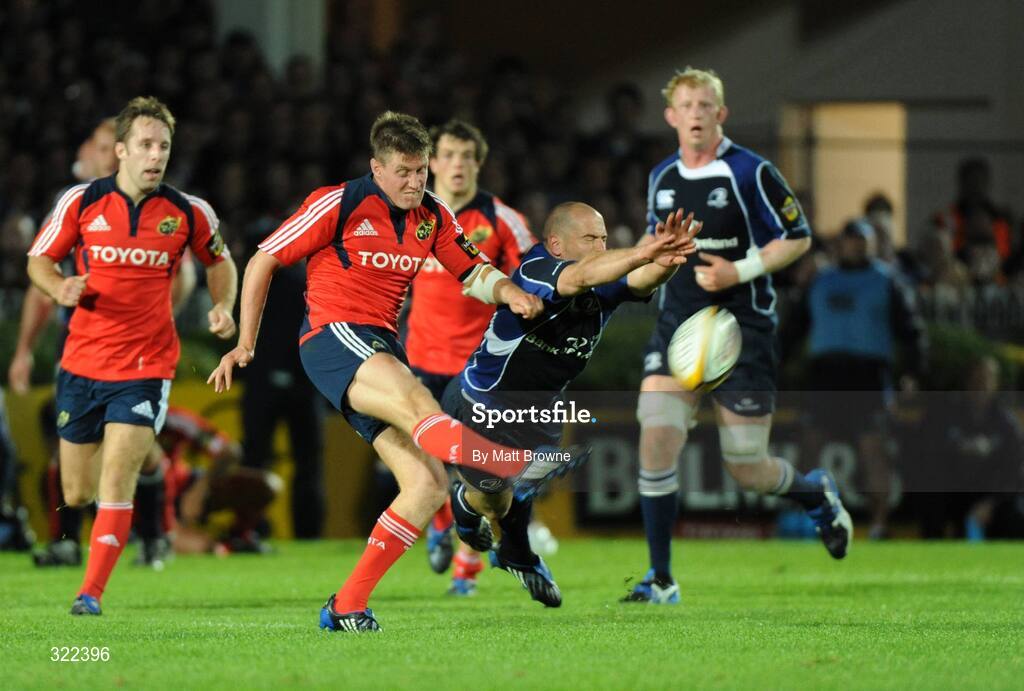 28 September 2008; Felipe Contepomi, Leinster, tries to block the clearance of Ronan O'Gara, Munster. Magners League, Leinster v Munster, RDS, Dublin. Picture credit: Matt Browne / SPORTSFILE
