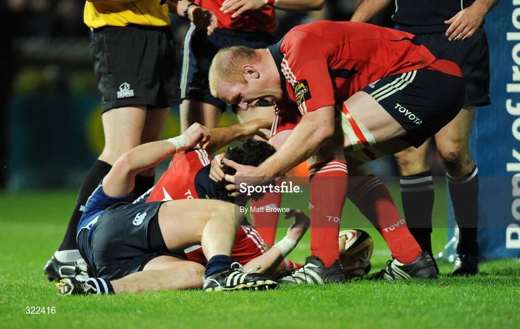 28 September 2008; Doug Howlett, Munster is congratulated after scoring his side's second try by team-mate Paul O'Connell despite the tackle of Shane Jennings, Leinster. Magners League, Leinster v Munster, RDS, Dublin. Picture credit: Matt Browne / SPORTSFILE