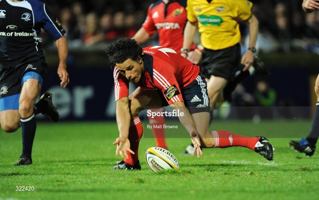 28 September 2008; Doug Howlett, Munster, picks up the ball before scoring the second try against Leinster. Magners League, Leinster v Munster, RDS, Dublin. Picture credit: Matt Browne / SPORTSFILE