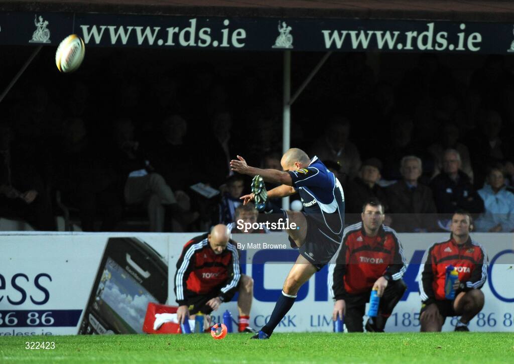 28 September 2008; Felipe Contepomi, Leinster, misses his third penalty in a row against Munster. Magners League, Leinster v Munster, RDS, Dublin. Picture credit: Matt Browne / SPORTSFILE