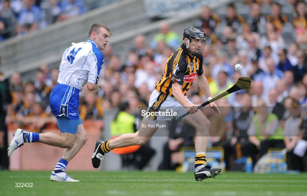 7 September 2008; Derek Lyng, Kilkenny, in action against Eoin Kelly, Waterford. GAA Hurling All-Ireland Senior Championship Final, Kilkenny v Waterford, Croke Park, Dublin. Picture credit: Ray Ryan / SPORTSFILE
