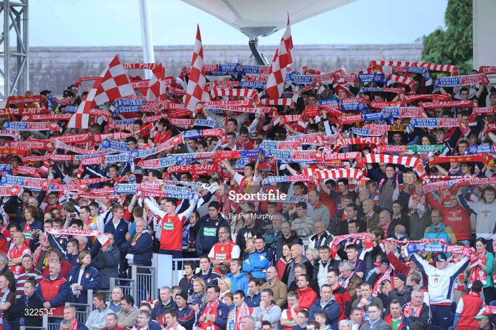30 September 2008; St. Patrick's Athletic supporters show their respects during a tribute to Noel O'Reilly. UEFA Cup First Round 2nd leg, St. Patrick's Athletic v Hertha Berlin, RDS, Dublin. Picture credit: Pat Murphy / SPORTSFILE