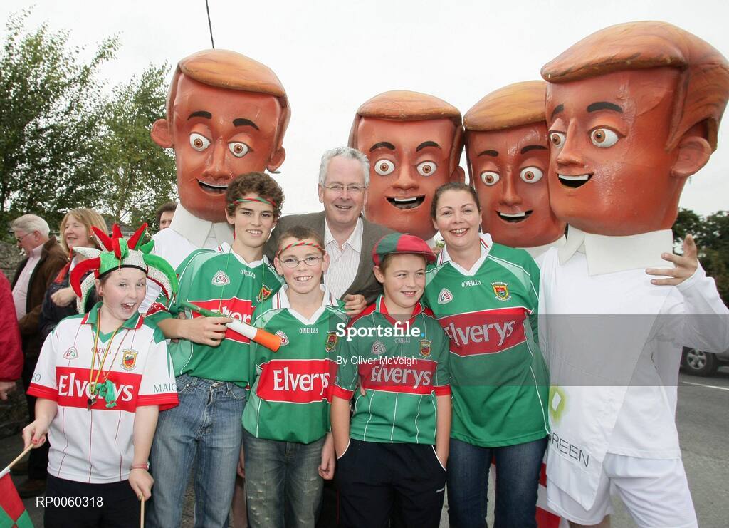 27 September 2008; John Redmond, Head of Corporate affairs, ESB, along with Mayo fans Louise Brogan, Shane, Ciaran, Niall and Eileen Quinn, from Ballina, Co Mayo, calling on fans to pledge for Cul Green to make Croke Park carbon neutral at the ESB GAA Football All-Ireland Minor Championship Final Replay, Tyrone v Mayo, Pearse Park, Longford. Picture credit: Oliver McVeigh / SPORTSFILE