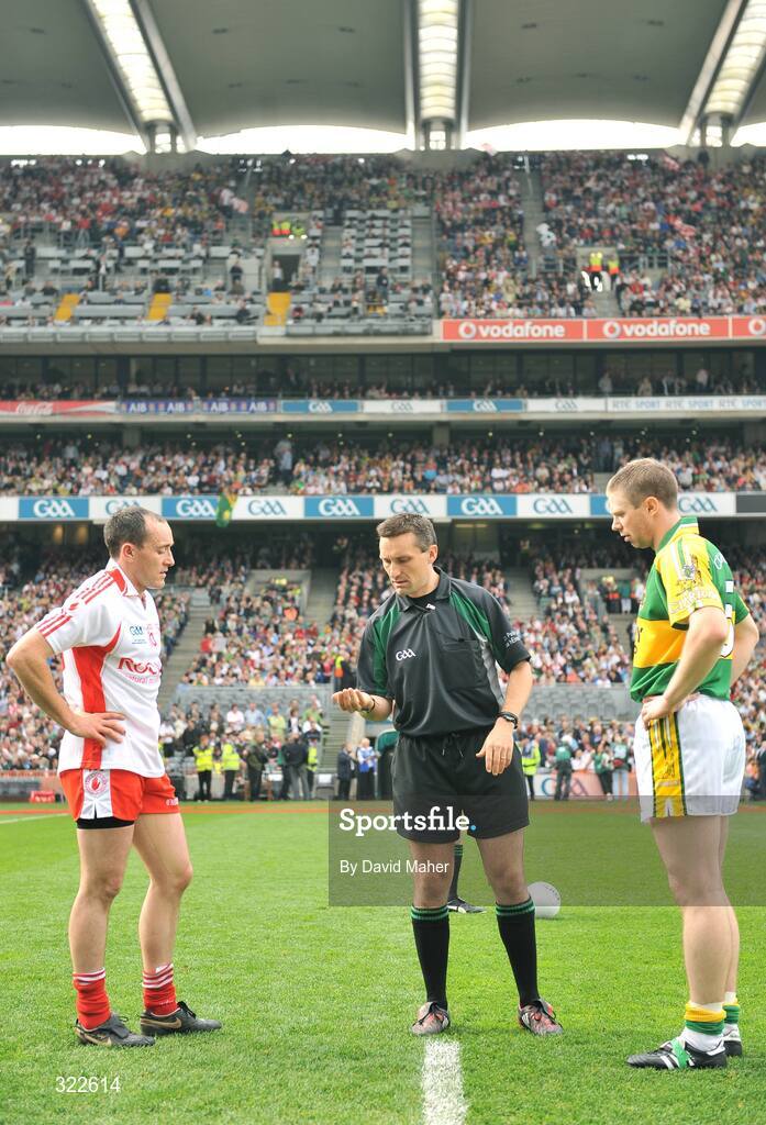 21 September 2008; Referee Maurice Deegan with Tyrone captain Brian Dooher, left, and Kerry captain Tomas O Se at the coin toss. GAA Football All-Ireland Senior Championship Final, Kerry v Tyrone, Croke Park, Dublin. Picture credit: David Maher / SPORTSFILE