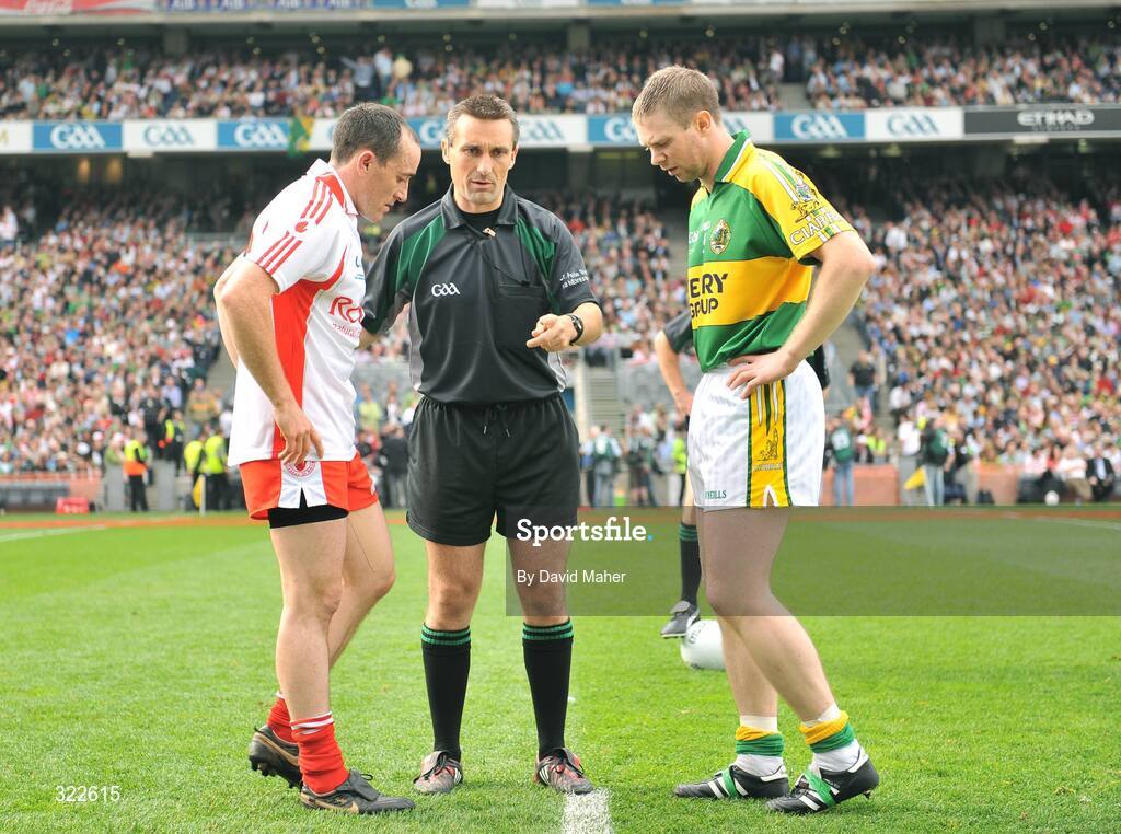 21 September 2008; Referee Maurice Deegan with Tyrone captain Brian Dooher, left, and Kerry captain Tomas O Se at the coin toss. GAA Football All-Ireland Senior Championship Final, Kerry v Tyrone, Croke Park, Dublin. Picture credit: David Maher / SPORTSFILE