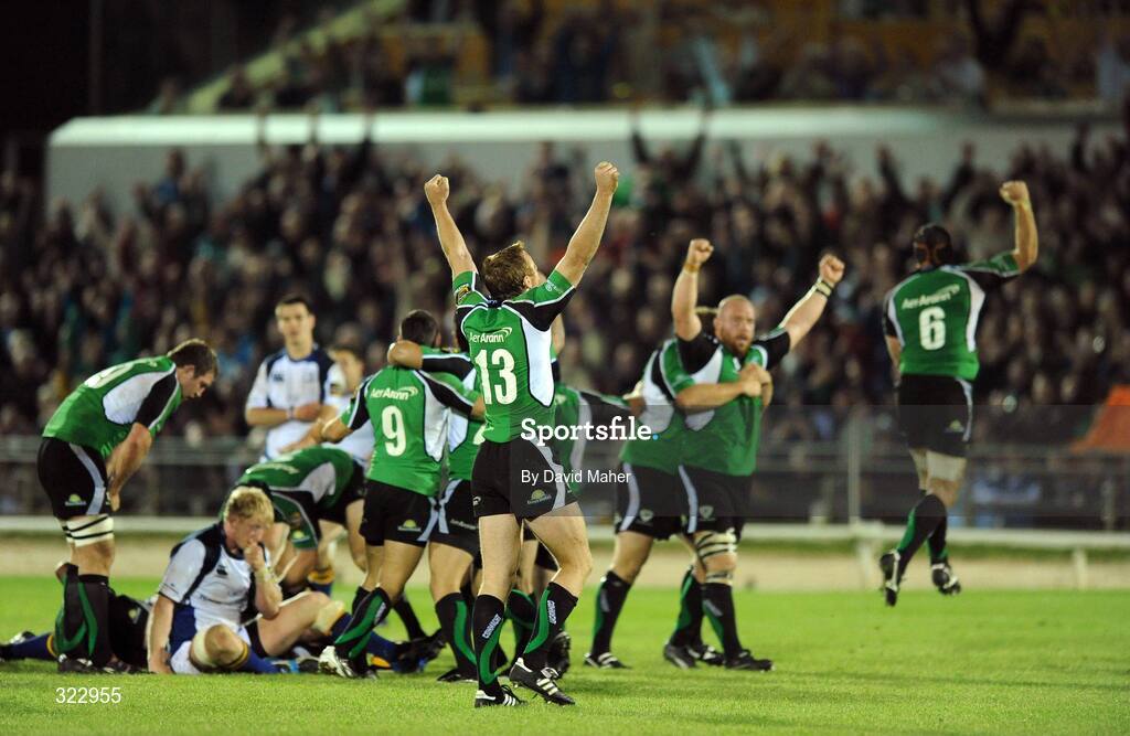5 October 2008; Connacht players celebrate victory at the final whistle. Magners League, Connacht v Leinster, Sportsground, Galway. Picture credit: David Maher / SPORTSFILE