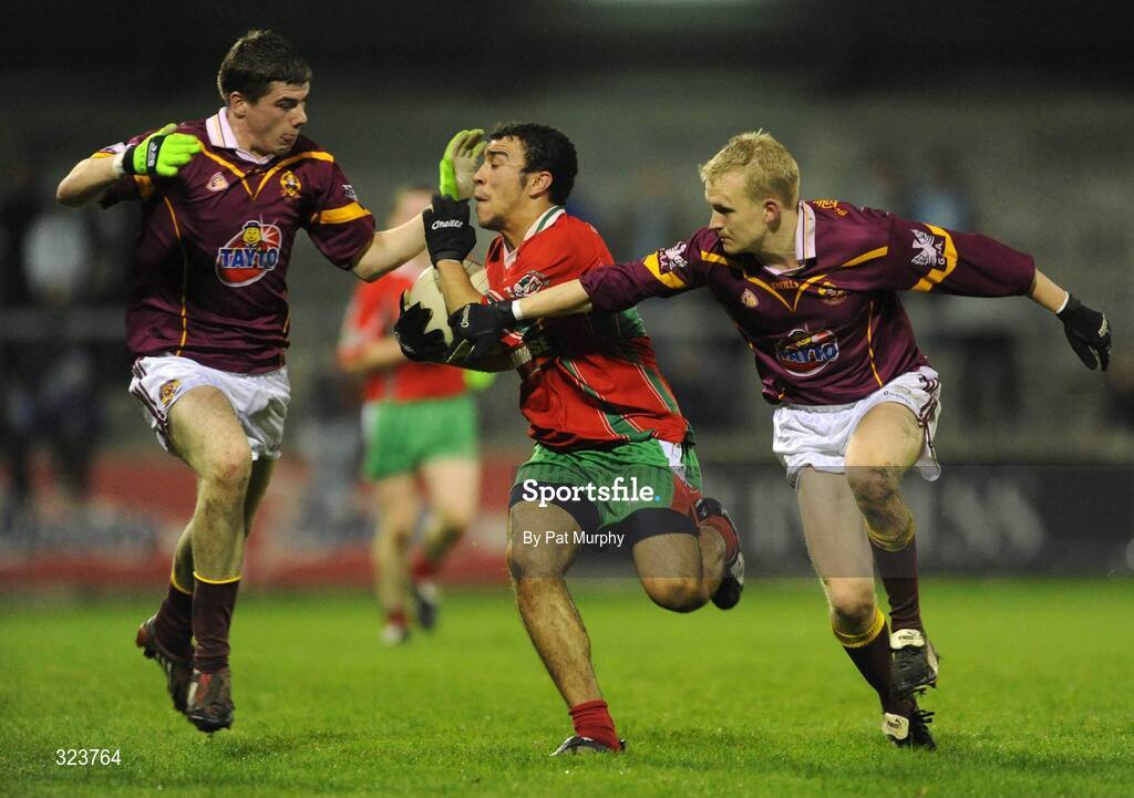 13 October 2008; Ted Furman, Ballymun Kickhams, in action against David Matthews, left, and Michael Brides, Oliver Plunketts/Eoghan Ruadh. Dublin Senior Football Semi-Final, Ballymun Kickhams v Oliver Plunketts/Eoghan Ruadh, Parnell Park, Dublin. Picture credit: Pat Murphy / SPORTSFILE