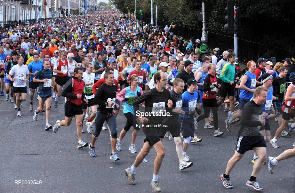 27 October 2008; The main field pass through Merrion Square during the Lifestyle Sports - adidas Dublin Marathon 2008. Merrion Square, Dublin. Picture credit: Brendan Moran / SPORTSFILE
