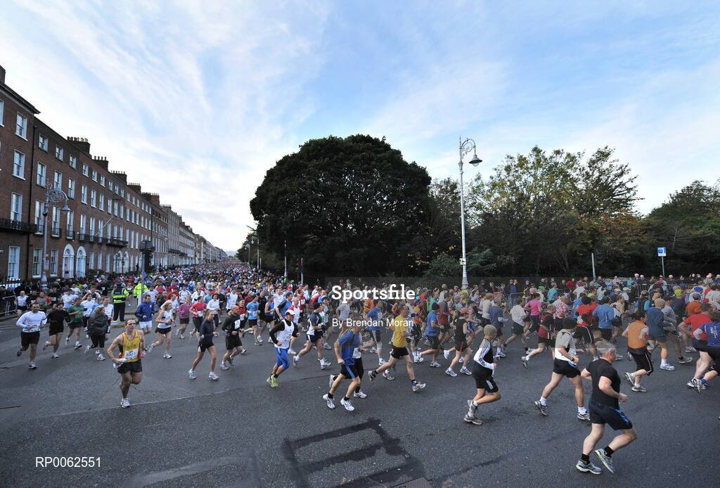 27 October 2008; The main field pass through Merrion Square during the Lifestyle Sports - adidas Dublin Marathon 2008. Merrion Square, Dublin. Picture credit: Brendan Moran / SPORTSFILE