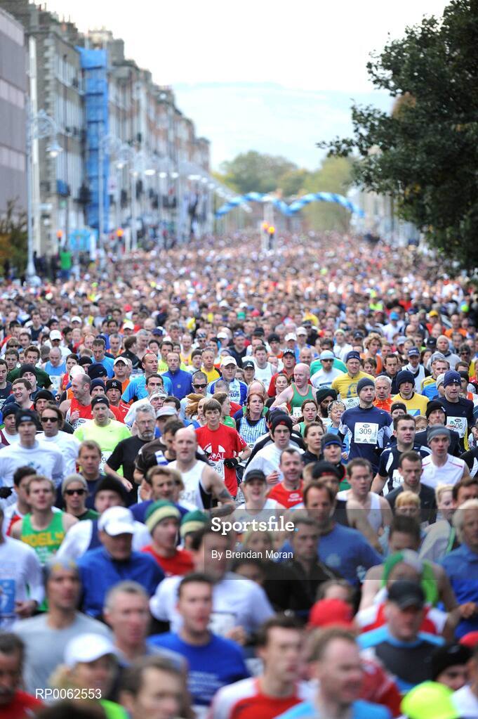 27 October 2008; The main field pass through Merrion Square during the Lifestyle Sports - adidas Dublin Marathon 2008. Merrion Square, Dublin. Picture credit: Brendan Moran / SPORTSFILE
