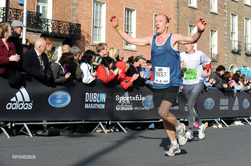 27 October 2008; Dermot Treleaven, from Dublin, celebrates on the approach to the finish of the the Lifestyle Sports - adidas Dublin Marathon 2008. Merrion Square, Dublin. Picture credit: Stephen McCarthy / SPORTSFILE