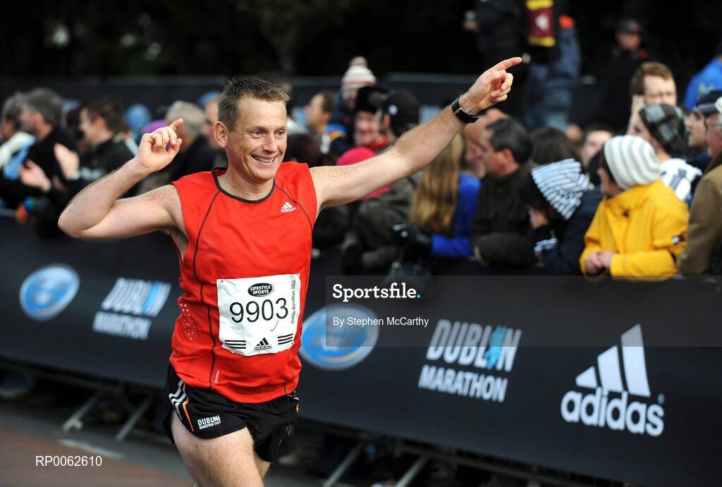 27 October 2008; Aidan Gill, from Kildare, celebrates on the approach to the finish of the the Lifestyle Sports - adidas Dublin Marathon 2008. Merrion Square, Dublin. Picture credit: Stephen McCarthy / SPORTSFILE