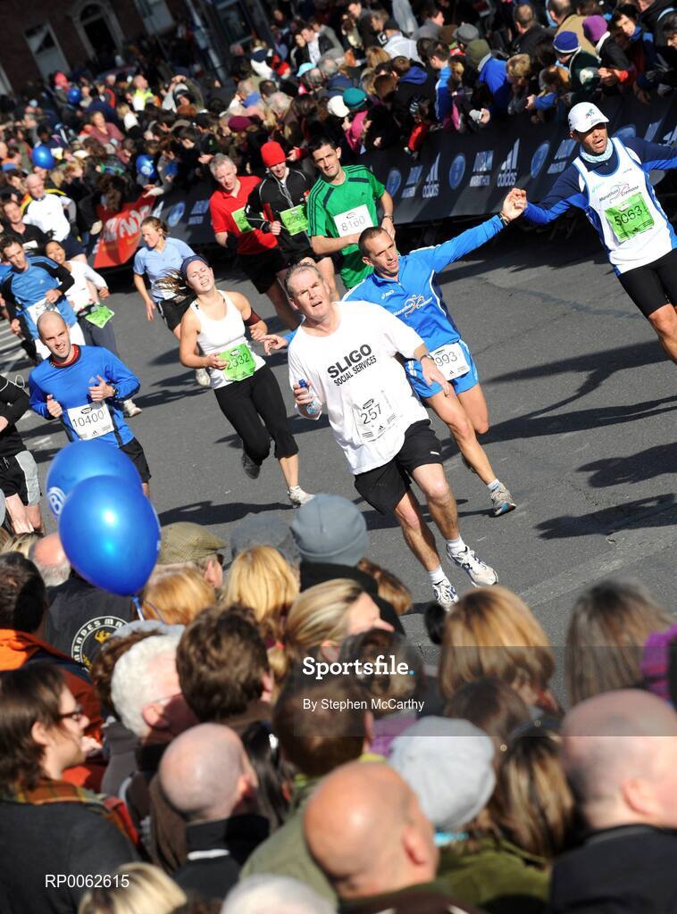 27 October 2008; A general view of runners on the approach to the finish of the the Lifestyle Sports - adidas Dublin Marathon 2008. Merrion Square, Dublin. Picture credit: Stephen McCarthy / SPORTSFILE