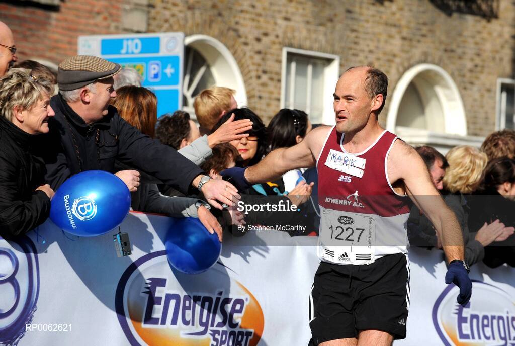 27 October 2008; Mark Breen, from Galway, celebrates with spectators on the approach to the finish of the the Lifestyle Sports - adidas Dublin Marathon 2008. Merrion Square, Dublin. Picture credit: Stephen McCarthy / SPORTSFILE