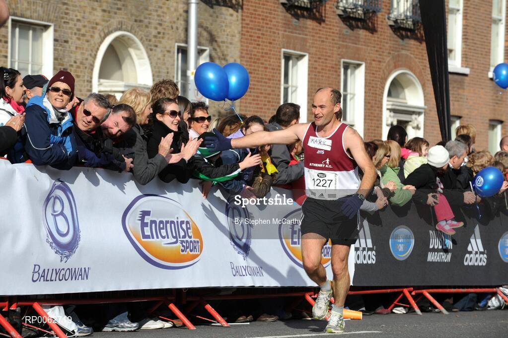 27 October 2008; Mark Breen, from Galway, celebrates with spectators on the approach to the finish of the the Lifestyle Sports - adidas Dublin Marathon 2008. Merrion Square, Dublin. Picture credit: Stephen McCarthy / SPORTSFILE
