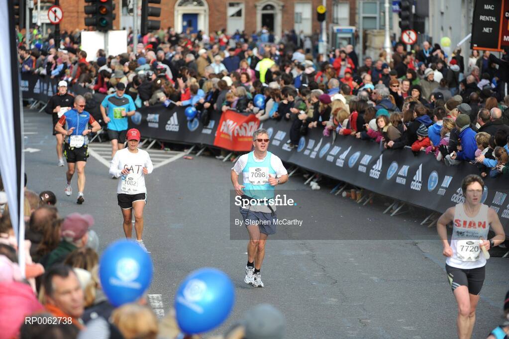 27 October 2008; A general view of competitors on the approach to the finish during the Lifestyle Sports - adidas Dublin Marathon 2008. Merrion Square, Dublin. Picture credit: Stephen McCarthy / SPORTSFILE