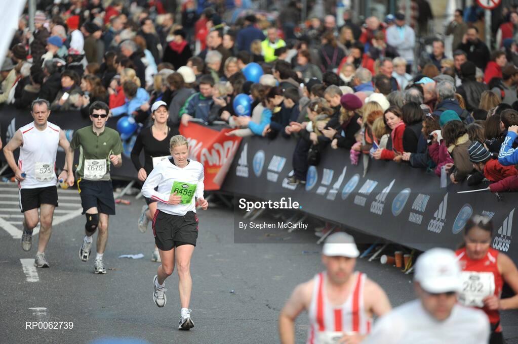 27 October 2008; A general view of competitors on the approach to the finish during the Lifestyle Sports - adidas Dublin Marathon 2008. Merrion Square, Dublin. Picture credit: Stephen McCarthy / SPORTSFILE