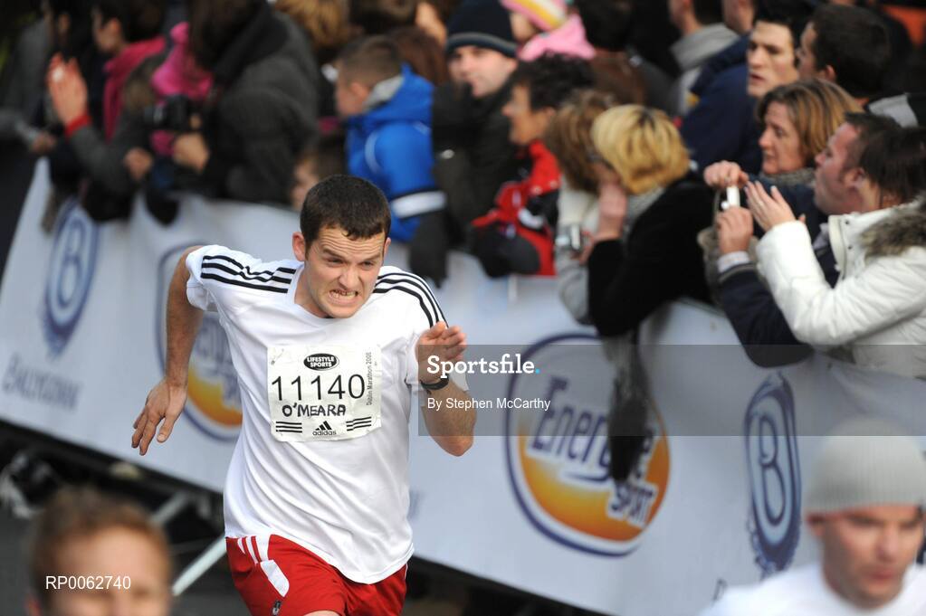 27 October 2008; Patrick O' Meara sprints on the approach to the finish during the Lifestyle Sports - adidas Dublin Marathon 2008. Merrion Square, Dublin. Picture credit: Stephen McCarthy / SPORTSFILE