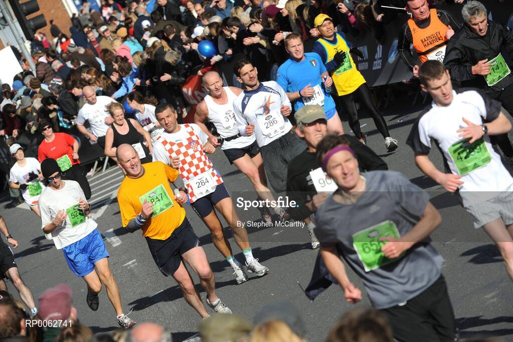 27 October 2008; A general view of competitors on the approach to the finish during the Lifestyle Sports - adidas Dublin Marathon 2008. Merrion Square, Dublin. Picture credit: Stephen McCarthy / SPORTSFILE